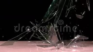 玻璃掉落砸成碎片.